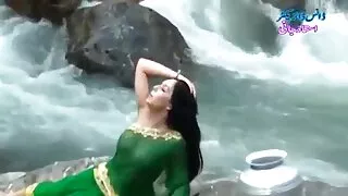વ્યક્તિ એક સેક્સી બીએફ જૂથ વાહિયાત માટે પ્રેમ પ્રવાહી ઔષધ યા ઝેરનો ડોઝ રેડે છે.